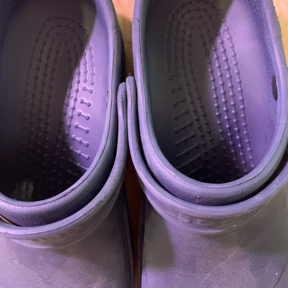 Crocs Closed Hole Shoes Size 7 - Picture 4 of 9